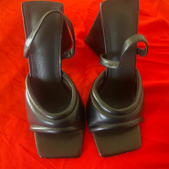 Fun black. - Picture 2 of 6